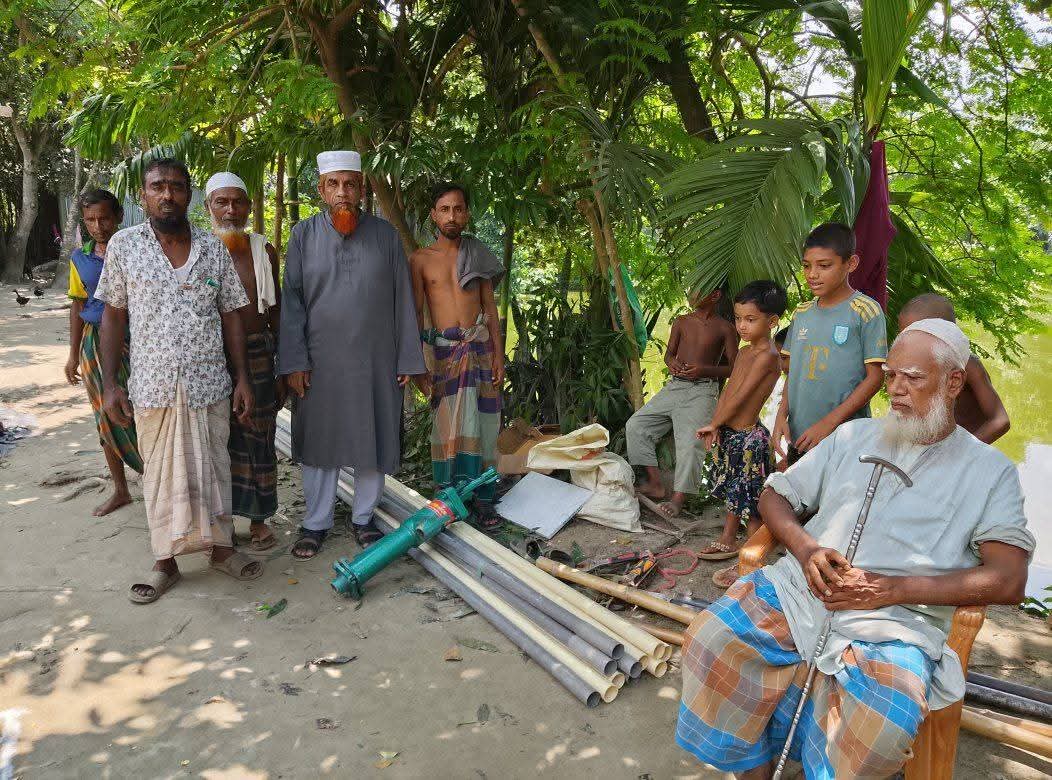 গোলাবাড়ীতে সোহেল মেম্বারের মানবিক উদ্যোগে পানিসংকট থেকে বাঁচল বাসু মিয়ার পরিবার